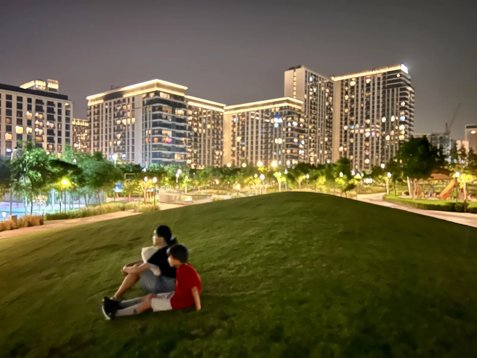 夜の集合住宅群と公園(ドバイの住環境)