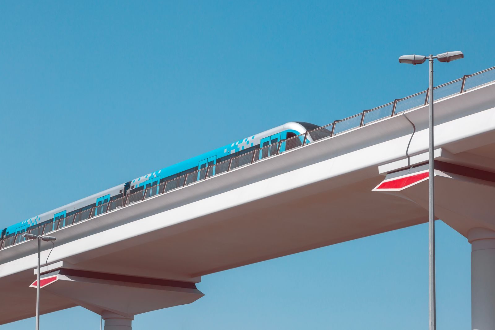 高架を走るドバイメトロの車両